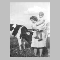 091-0029 Tante Lotte mit Beate in Schenken auf der Kuhweide von Otto Samland.jpg